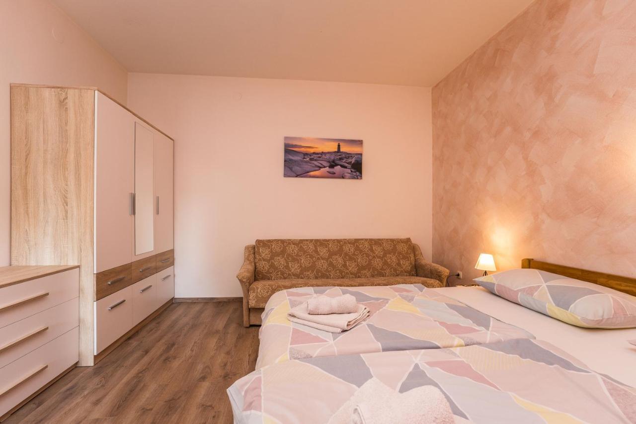 Guest House Malenica Sukosan Ngoại thất bức ảnh